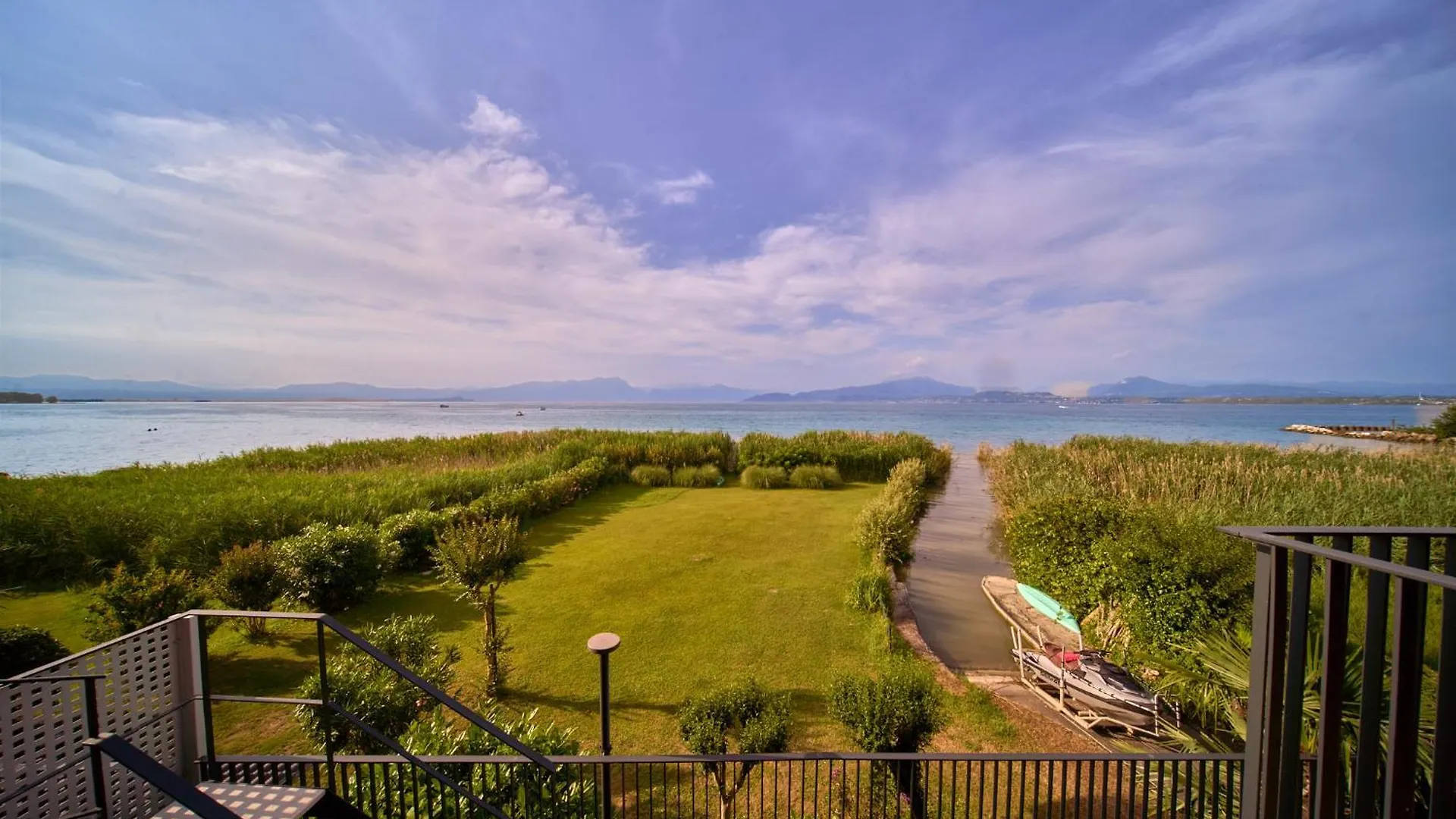Vela Blu Apartments Peschiera del Garda 0*,  Italia